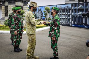 La visite du Major général “Jake” Ellwood et l’entraînement bilatérale des armées australienne et indonésienne