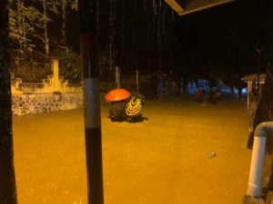 L’inondation et le glissement de terrain frappent Jayapura