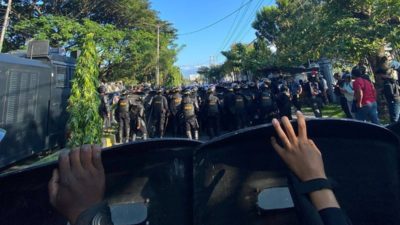 La police est déjà en faction au point de rassemblement de masse pour l’action du PRP
