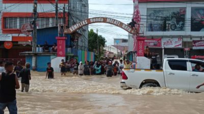 Inondations et glissements de terrain font des victimes à Sorong, en Papouasie occidentale