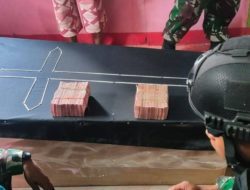 Membre de TNI mettant de l’argent sur le cercueil, Hesegem : Très irrespectueux et déshumanisant pour les Papous indigènes