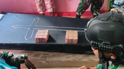 Membre de TNI mettant de l’argent sur le cercueil, Hesegem : Très irrespectueux et déshumanisant pour les Papous indigènes