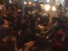 La foule tient un sit-in devant le commissariat de Ternate pour demander à la police de libérer 8 manifestants du 1er décembre