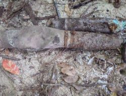 Les Papous démantèlent des bombes de la Seconde Guerre mondiale avec une scie à métaux