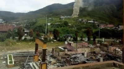 La police enquête sur la cause de l’incendie des bureaux et des maisons de location à Dogiyai