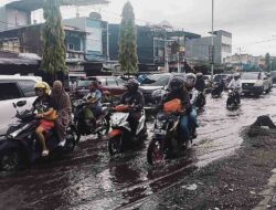 L’eau déborde rapidement sur les routes de Sentani lorsqu’il pleut