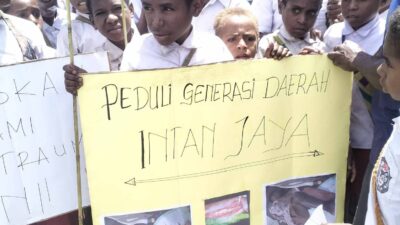 Des enseignants et des étudiants de SD YPPK de Titigi manifestent devant le bureau du régent d’Intan Jaya parce qu’ils ne se sentent pas en sécurité