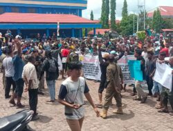 Les pêcheurs de Manokwari protestent devant le bureau du DKP de Papouasie occidentale à cause des activités des pêcheurs extérieurs